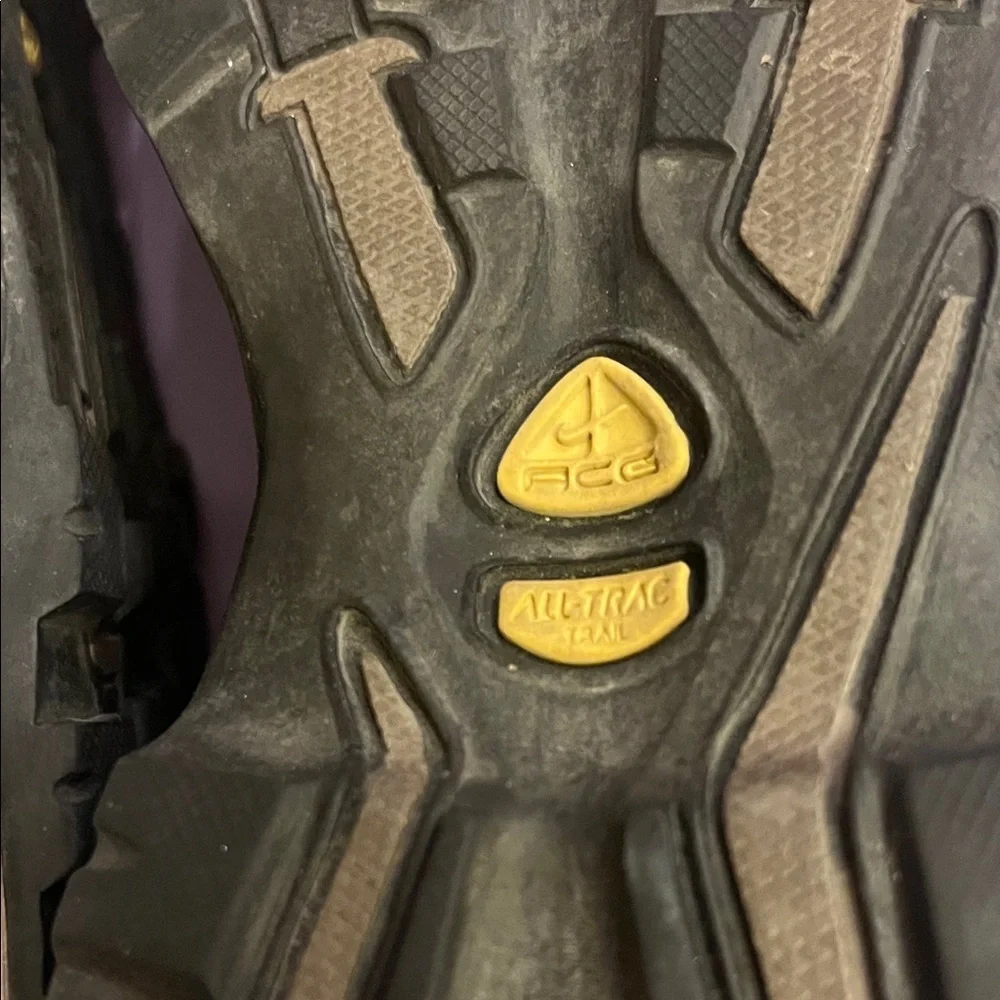 Nike Men's Beige and Brown Trail Boots with Yellow Accents size 8.5